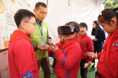 “2017全国儿童食品安全守护行动”城市行福州站活动上，小朋友用VR眼镜学习食品安全知识