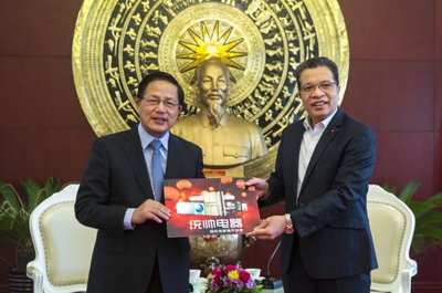 Ông Hu tặng bộ đồ gia dụng của thương hiệu Leader cho Đại sứ Đặng Minh Khôi