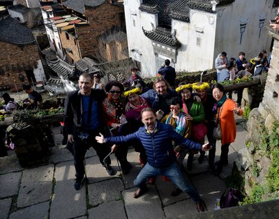 Tourism delegations from Laos, Eastern and Central Europe enjoy the gorgeous spring in Huangling village, China