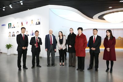 太阳雨集团总裁陈荣华（左二）陪同加拿大驻上海总领事馆副领事 Katrin Spencer（左五）等嘉宾参观太阳雨品牌展厅