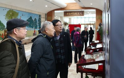 陈毅元帅的儿子陈丹淮将军（左二）在福寿园国际集团总裁高级顾问葛千松（左三）陪同下参观纪念展