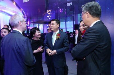 HNA Group Vice Chairman and CEO, HNA Innovation Finance Group Chairman Tan Xiang Dong (center) introducing the Group's strategy to guests