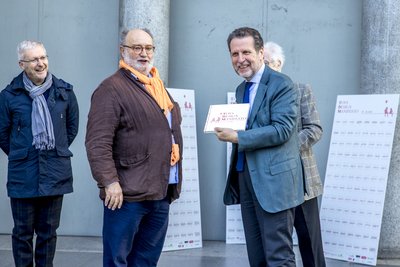 KDW联合发起人 Luca Fois教授 向米兰三年展馆馆长Andrea Cancellato先生赠送《世界玩具设计宣言》