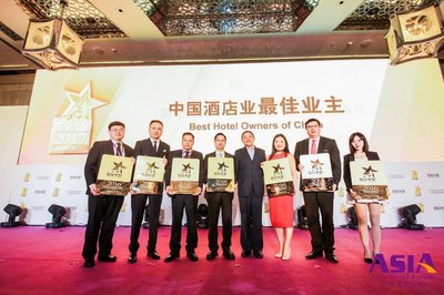 世茂酒店及度假村被授予“中国酒店业较佳业主”奖，总经理唐鸣先生（右二）接受了奖牌