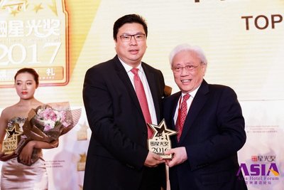 世茂酒店及度假村总经理唐鸣先生（左一）获得“中国酒店业十大年度人物”奖