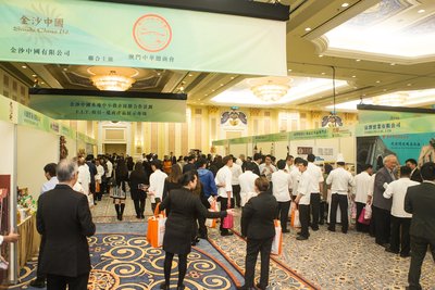 Guests of honour and members of the media are led by representatives of local SMEs on a tour of Sands China’s first invitational matching session for local SMEs, following a press conference for the F.I.T. programme Thursday at The Venetian Macao.