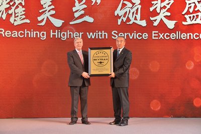 스카이트랙스 회장 Edward가 하이커우 메이란 국제공항 이사회 의장 Wang Zhen에게 메달을 수여하고 있다.