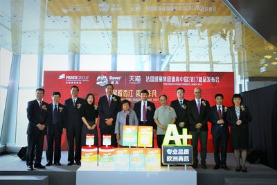 派丽集团副总裁兼派丽中国董事长徐英先生与一众管理层，主持新品揭幕仪式，将活动气氛推上高峰。