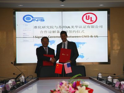 中国标准化研究院党委副书记段炼（左）与UL全球副总裁兼家电、空调、制冷设备与灯具部总经理Todd Denison（右）签署合作备忘录