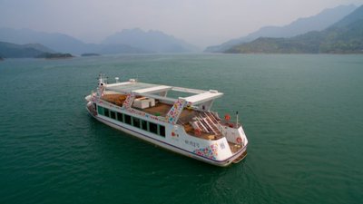 千峡湖大型游船峡湾2号航行在千峡湖摄影图