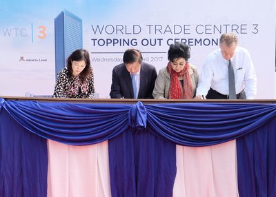 Plate signing ceremony by (from left to right): Ms. Teh Siew Fong (Commissioner of PT Jakarta Land); Mr. Murdaya Widyawimarta (Commissioner of PT Jakarta Land); Ibu Dra. Siti Hartati Murdaya (President Director of PT Jakarta Land); Mr. James Robinson (Executive Director Project of Hongkong Land)