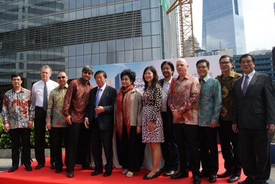 Direksi dan Dewan Komisaris PT Jakarta Land setelah seremoni penandatanganan plakat