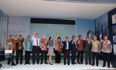 Mr. James Robinson dan Bapak Winata Siddarta beserta Direksi dan Dewan Komisaris PT Jakarta Land bersulang untuk menutup rangkaian seremoni Topping Out WTC 3