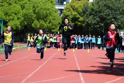 刘翔与耐克“活力校园”小学生一起奔跑