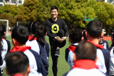 刘翔带领耐克“活力校园”项目校孩子一起运动