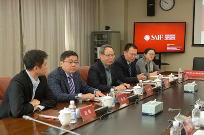 高金执行院长、金融学教授张春（右三）致辞