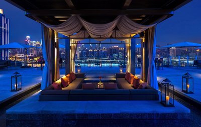 重庆丽晶酒店两江吧设计采用全江景户外露台，客人可在独立雅致的凉亭眺望渝中半岛及嘉陵江璀璨夜景。