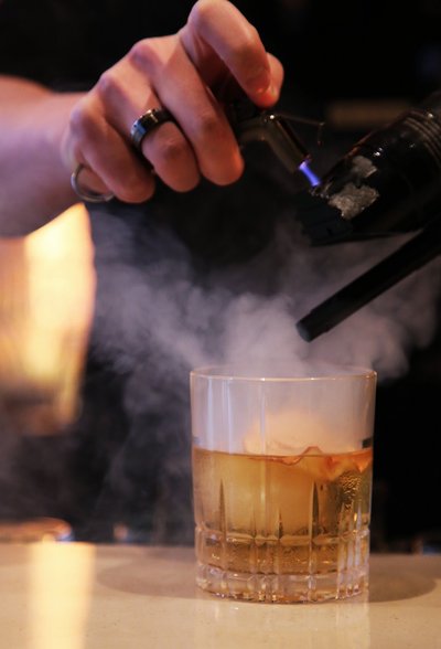 客人可于现场与调酒师互动，品尝由调酒师特别调制，具有重庆本土文化特色的鸡尾酒