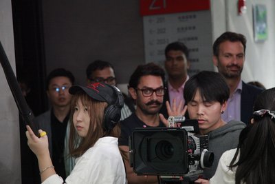 阿米尔-汗携新片《摔跤吧！爸爸》现身上海温哥华电影学院