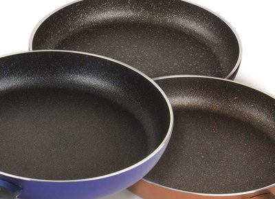 Available in the colours Crocodile Black, Shark Blue and Buffalo Copper, Teflon(TM) Profile non-stick coatings add an appealing colour accent in the kitchen; © Chemours
