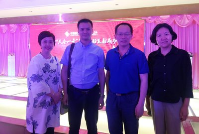 李锦记企业代表与中国航天员训练中心重点食品研究室主任陈斌（右二）在发射成功庆祝宴会上合影