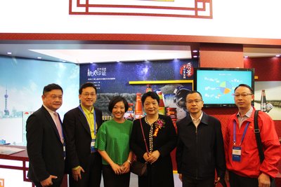 中国食品科学技术学会孟素荷理事长（右三）与食品企业同行共同参观李锦记展位