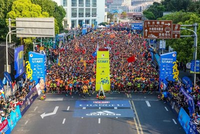 数万名跑者穿着阿迪达斯精心准备的马拉松装备向终点全力起跑
