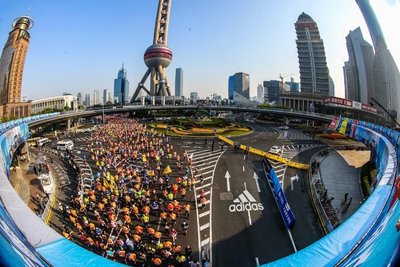 在上海标志建筑东方明珠下，阿迪达斯全程助力跑者#从半马开始#，跑向巅峰