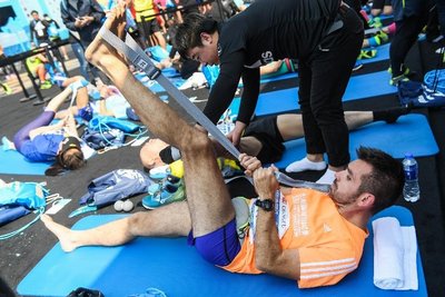 阿迪达斯在终点提供的极速放松按摩服务帮助跑者在赛后正确安全的放松身体
