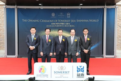 Mr. Yang Zhihui, Chairman of Landing International (middle), hosted the opening ceremony of Somerset Jeju Shinhwa World.