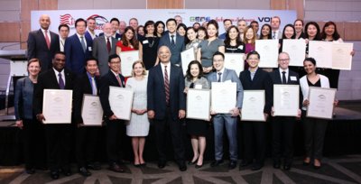 Minister for Social and Family Development Tan Chuan-Jin and U.S. Embassy Singapore Charge d'Affaires Stephanie Syptak-Ramnath congratulating 42 companies at the AmCham CARES 2017 ceremony