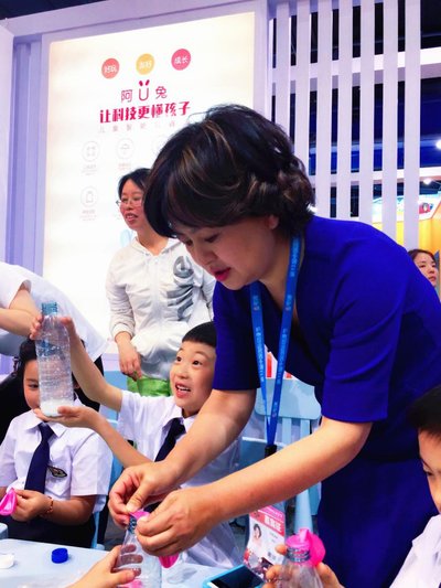 在阿U科学教室，鞠萍姐姐与小朋友们一起动手做实验