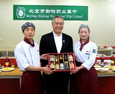 李锦记酱料集团主席李惠中先生向希望厨师赠送李锦记酱料