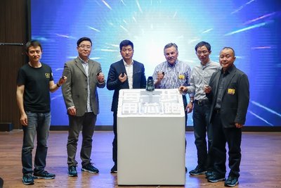 中国首款量产搭载英特尔(R)Curie(TM)模块智能跑鞋在京发布