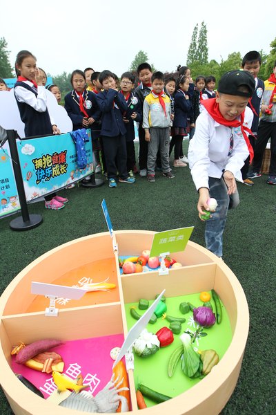 合肥金葡萄学校小学生在做健康游戏