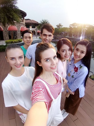 No Selfie Stick, No Problem -- OPPO F3 for the Perfect Group Selfies