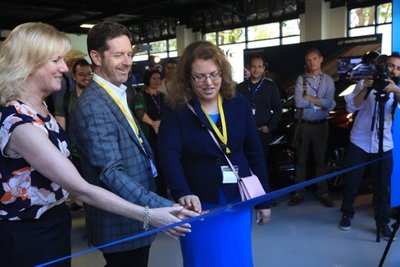 英特尔公司 Kathy Winter (从左起)， 戴佟森 和 Patti Robb共同剪彩，宣布英特尔位于加州圣何塞硅谷中心的无人驾驶实验室于2017年5月3日向公众开放一天