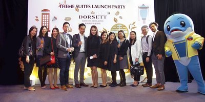 香港湾仔帝盛酒店总经理Anita Chan (左起第6位) 与主要网上旅游产品预订平台代表