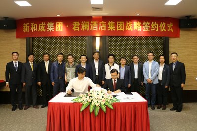 王建平先生和胡志坚先生分别代表公司签署合作协议