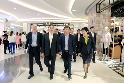 Suning Holdings Groupのジャン・ジンドン会長とプラザを訪れた徐州の周鉄根市長
