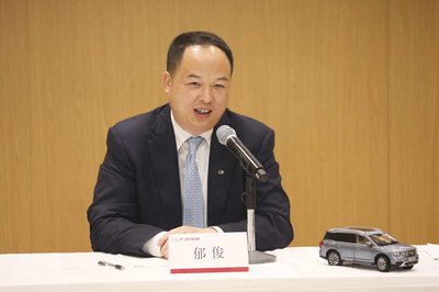 기자 회견에서 GAC Motor의 전기자동차 사업 촉진에 새 산업단지가 얼마나 중요한지 역설하는 GAC Motor 사장 Yu Jun