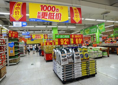 沃尔玛升级低价策略，全国门店推“1000支支长期更低价”商品。