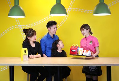 麦当劳“未来2.0”餐厅推出送餐到桌，优先服务家庭顾客，让顾客将珍贵时间留给家人