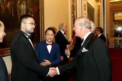 育儿网CFO张漠子（左一）与查尔斯王子（右一）握手留念