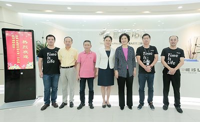 市政协副主席张晓莉（右三）带队调研就医160，与就医160 CEO罗宁政（右二）等高层合影