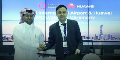 哈马德国际机场首席运营官Badr Mohammed Al Meer（左）和华为企业BG交通系统部总裁袁希林（右）