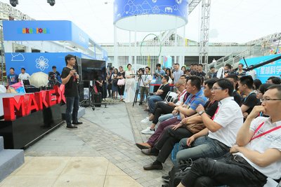 Makeblock的创始人兼CEO王建军在嘉年华开幕式上，介绍“MakeX机器人挑战赛”。