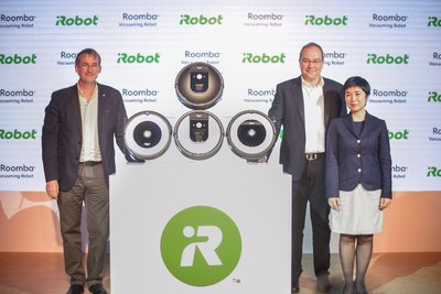 iRobot 首席执行官科林·安格尔先生、首席运营官Christian Cerda先生和中国区总经理Kelly Zhang女士共同揭幕2017中国市场新品
