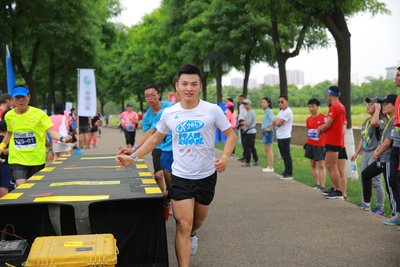 匹克支持许秀涛完成首个“一个人的24小时”不间断极限跑步挑战