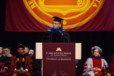 井贤栋在明尼苏达大学卡尔森管理学院2017年毕业典礼上做主题演讲